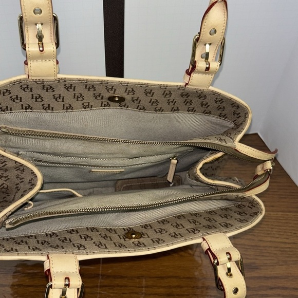 Dooney and Bourke logo signature purse/handbag/satchel. Many compartments. EUC. - Picture 3 of 10